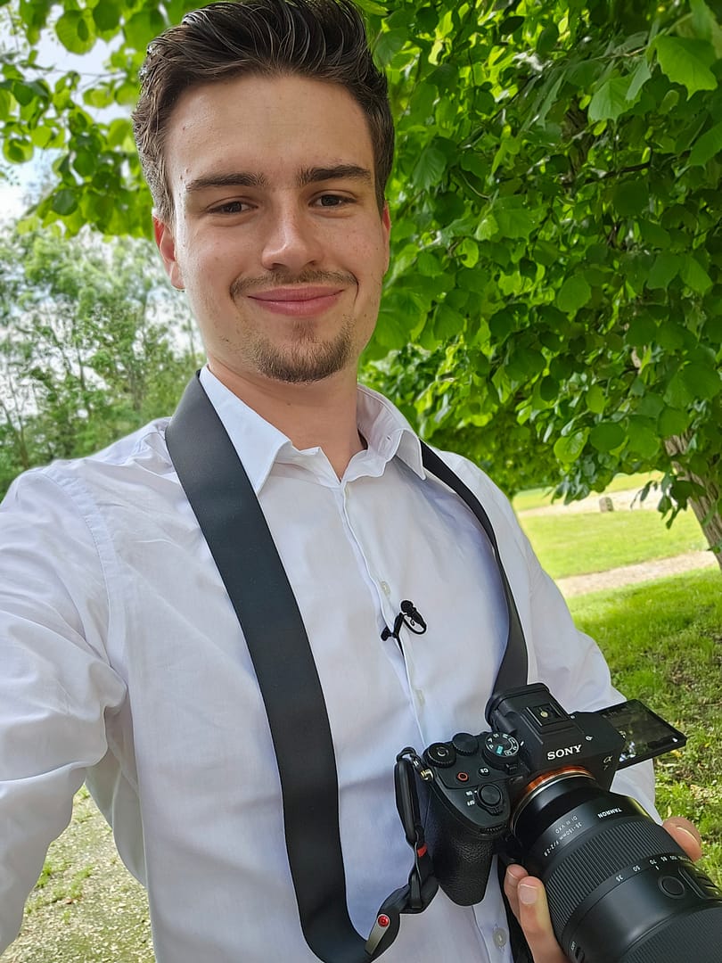 Hochzeitsvideograf mit Kamera